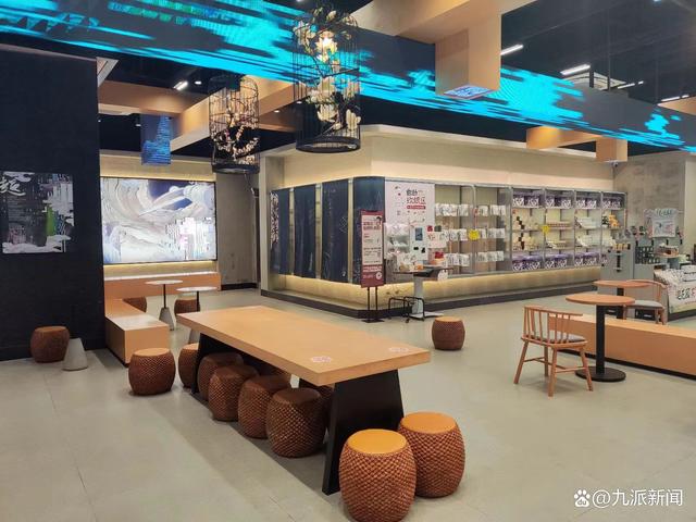 武汉首家“小神闲茶馆”开业,茶颜悦色:可以容纳四五十人,主推挂耳手冲茶等茶饮(图1)